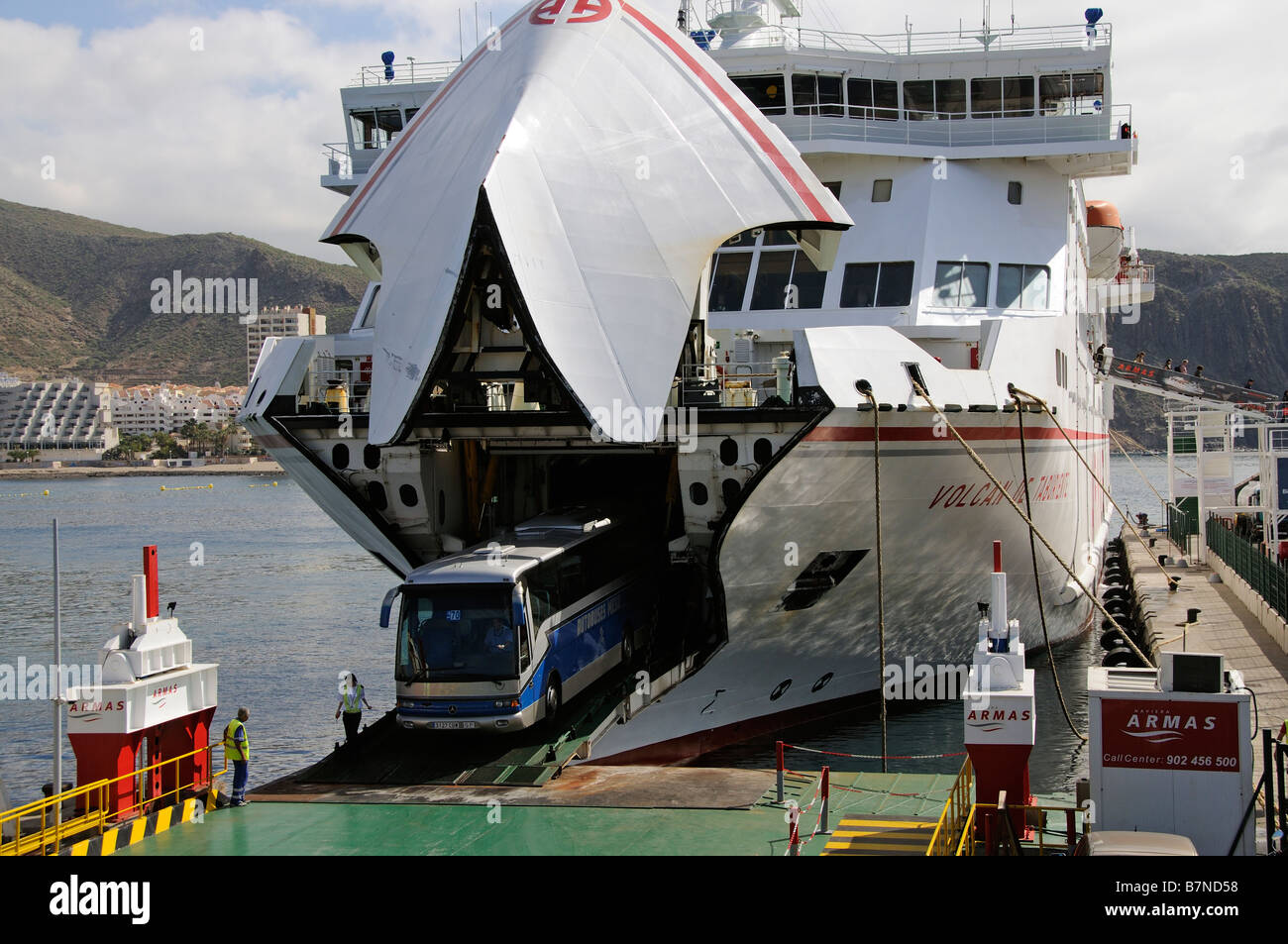 Entraîneur touriste débarque à roro inter island ferry Port de Los Cristianos Tenerife Banque D'Images