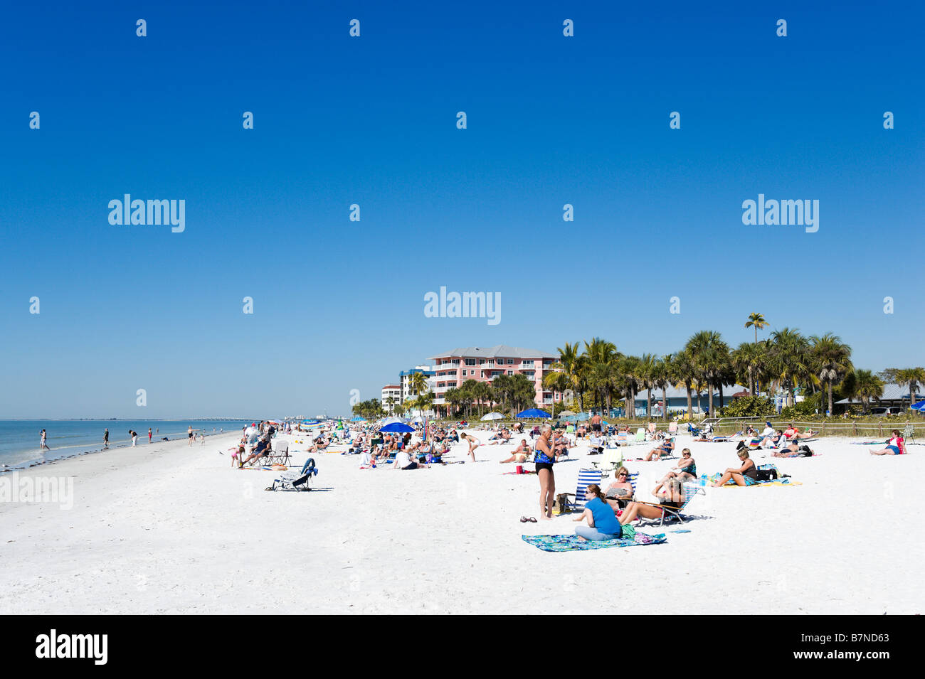 Plage Près de la jetée, Estero Island, Fort Myers Beach, la Côte du Golfe, Florida, USA Banque D'Images