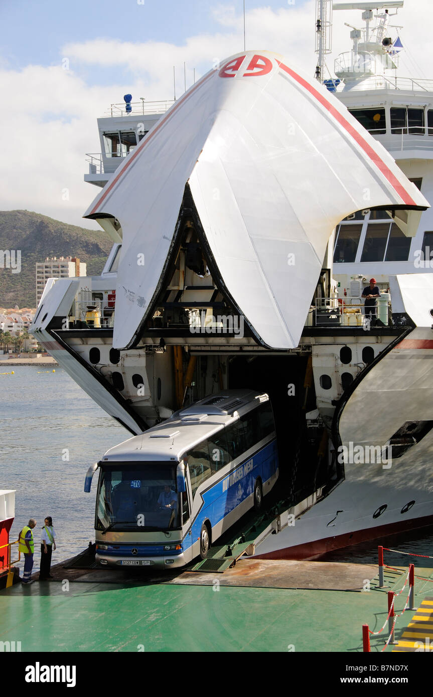 Entraîneur touriste débarque à roro inter island ferry Port de Los Cristianos Tenerife Banque D'Images