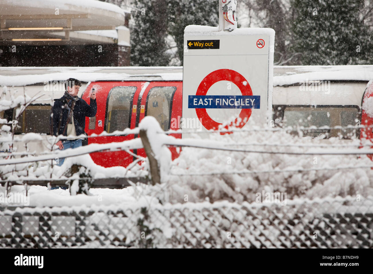 La neige continue de tomber à la station de métro East Finchley au Nord de Londres le 2 février 2009 Banque D'Images