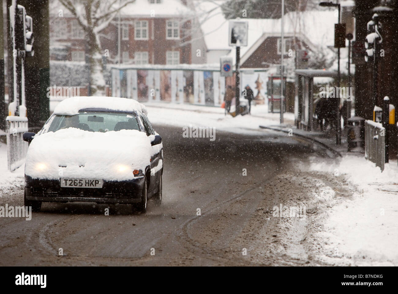 La neige recouvre les voitures qui circulent depuis la station de métro East Finchley au Nord de Londres le 2 février 2009 Banque D'Images