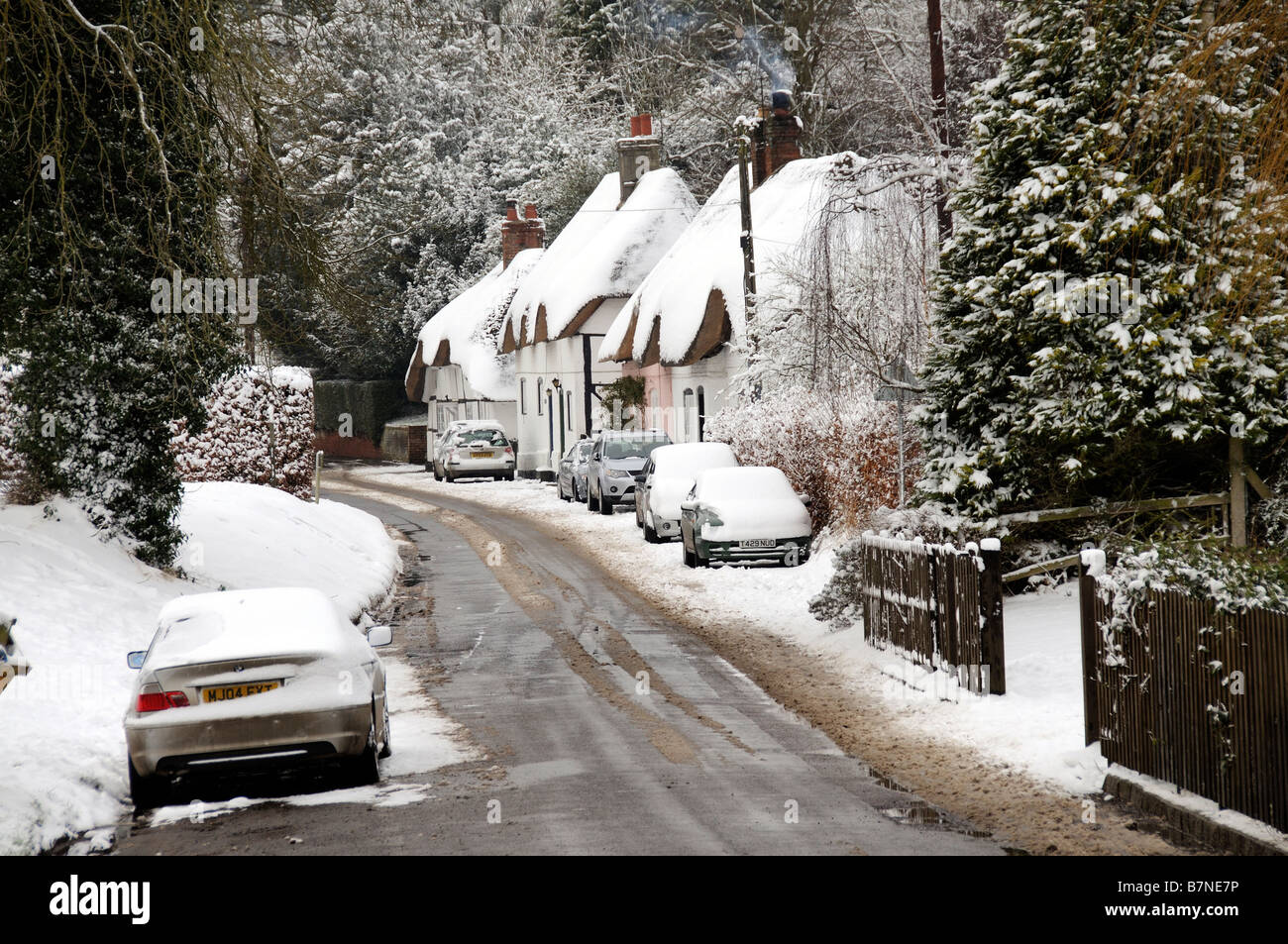 Cottages couverts de neige dans le Hampshire village de Micheldever English hiver neige scène Janvier 2009 Banque D'Images
