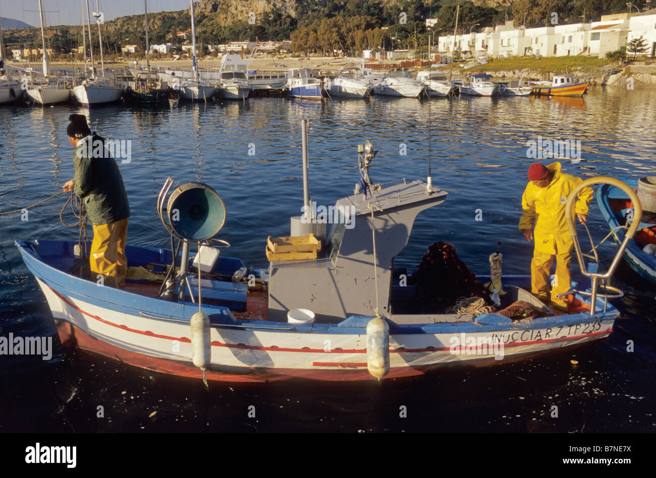 Les bateaux de pêche et les pêcheurs au port de San Vito lo Capo en Sicile Italie tôt le matin Banque D'Images