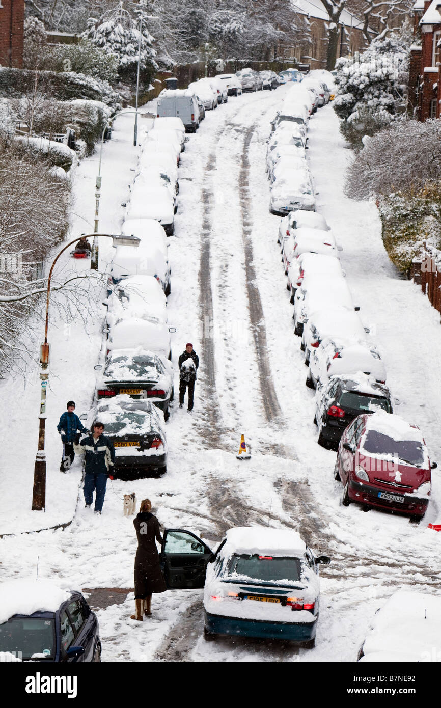 Un chauffeur parle aux sections locales sur une rue du nord de Londres le 2 février 2009 après la chute de neige plus lourde pour 18 ans Banque D'Images