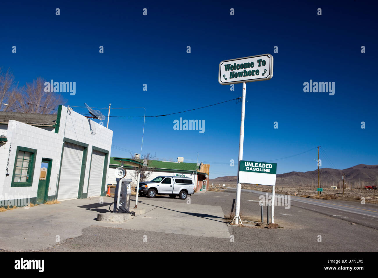 Inscrivez-vous à la station de gaz fermée lit Bienvenue à nulle part au large de la route 447 près de Empire NV Nevada Banque D'Images