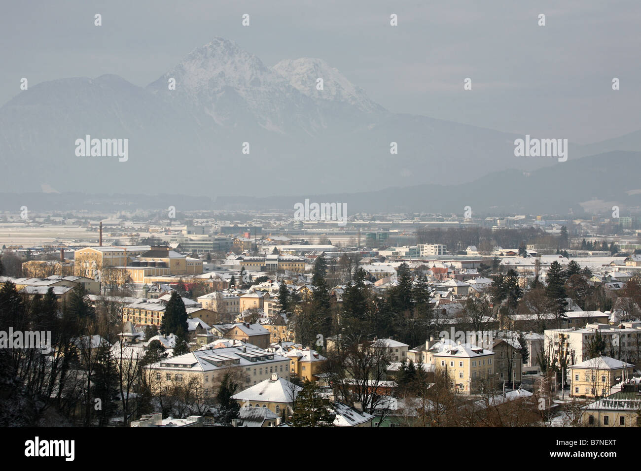 Montagnes couvertes de neige sur panorama de la moderne de Salzbourg, en Autriche. Banque D'Images