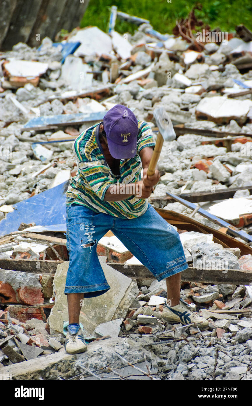 Homme de Malaisie breaking up décombres près du nouveau bâtiment de l'Assemblée de l'État à Kuching, Sarawak, Bornéo, Malaisie Banque D'Images