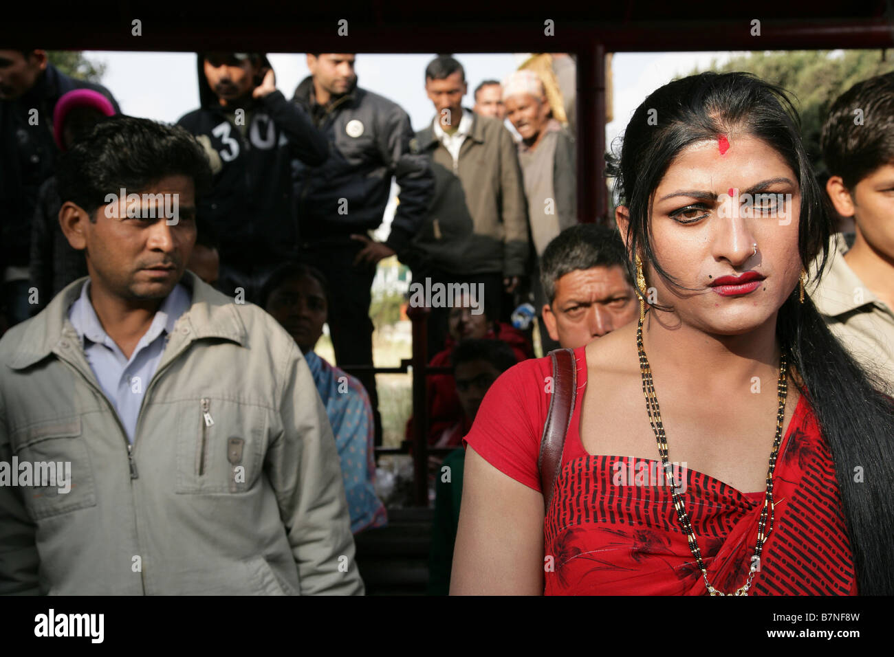 Ladyboy Garema obtenir un regard étrange d'un homme Katmandou Banque D'Images