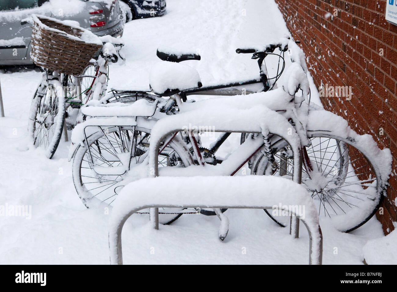 La neige recouvre les vélos verrouillé jusqu'à la station de métro East Finchley au Nord de Londres le 2 février 2009 Banque D'Images