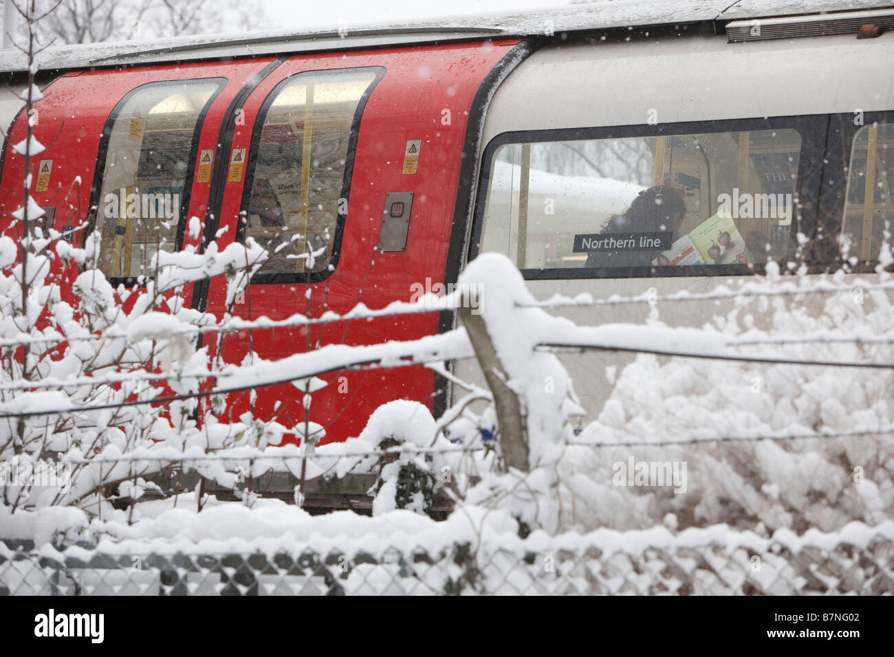 La neige continue de tomber à la station de métro East Finchley au Nord de Londres le 2 février 2009 Banque D'Images