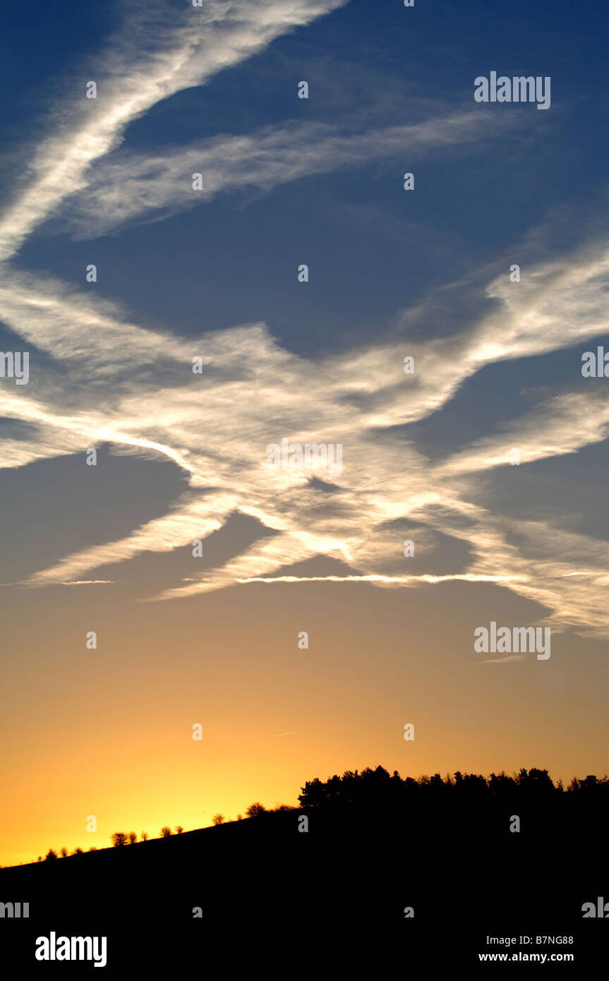 Des traînées de vapeur FORMENT UN MOTIF INTÉRESSANT À TRAVERS LE CIEL DU MATIN DANS LE WILTSHIRE UK Banque D'Images