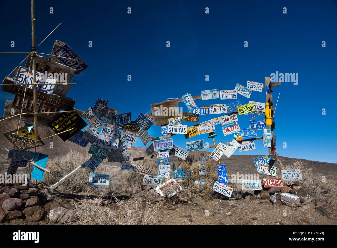 Collection de plaques et d'autres éléments placés au milieu des Black Rock Desert Gerlach, Nevada Banque D'Images