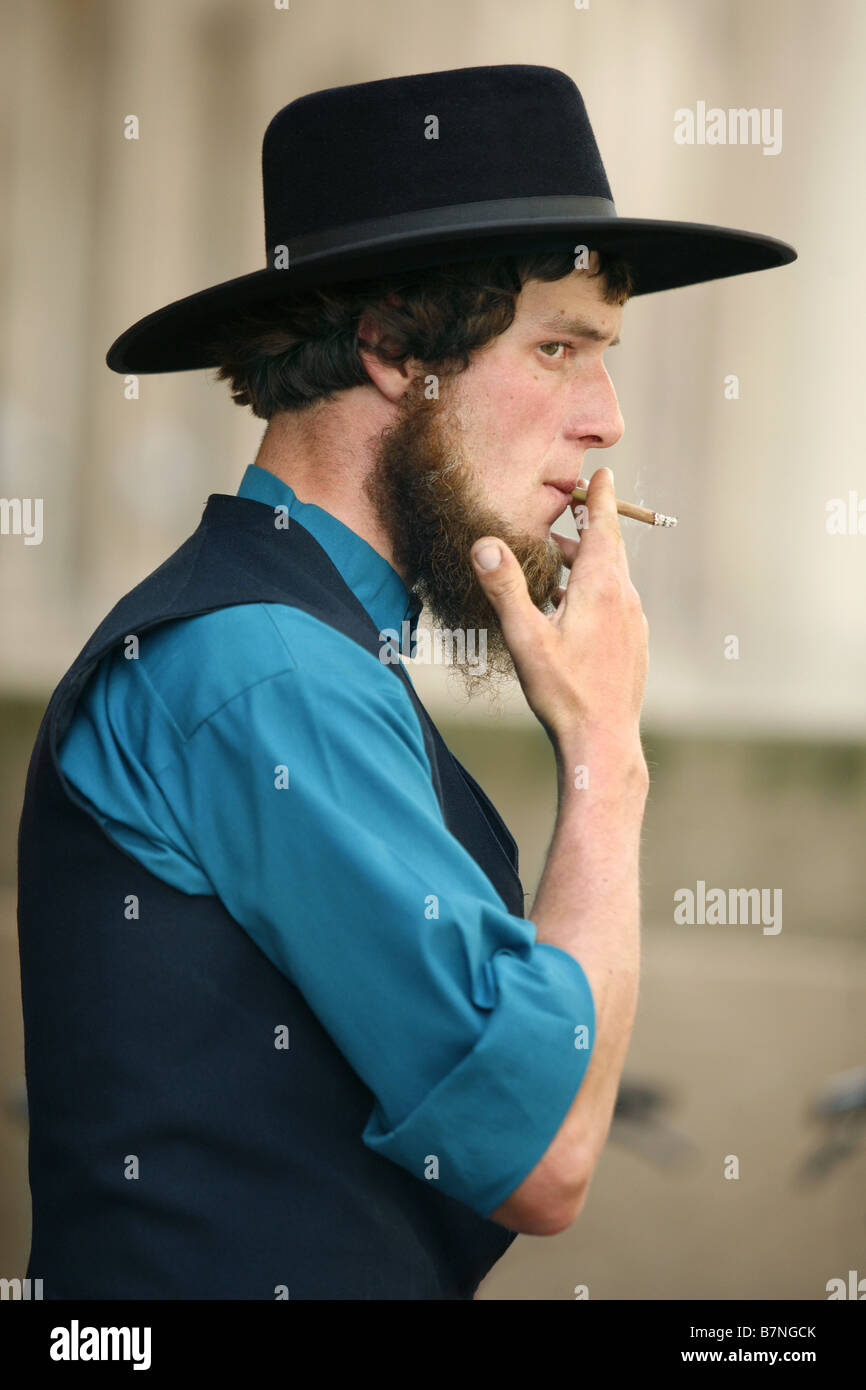 Homme Amish fumeurs, Toronto, Ontario, Canada Banque D'Images