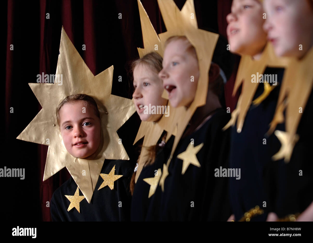 Les enfants vêtus de costumes STAR AU COURS D'UNE ÉCOLE PRIMAIRE SUR LA NATIVITÉ UK Somerset Banque D'Images