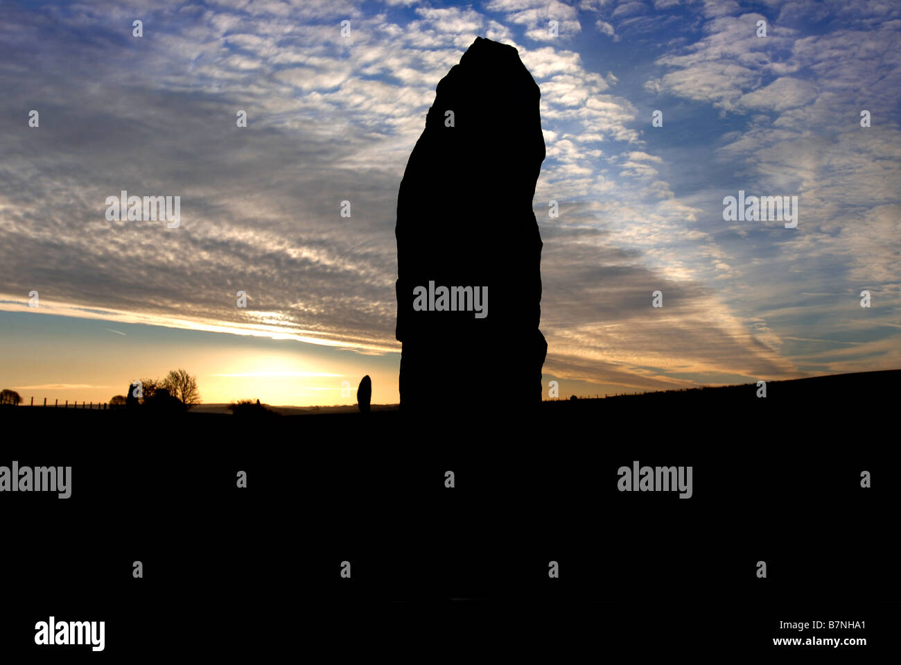 Les formations de nuages LE MATIN ET D'AÉRONEFS forme des traînées de vapeur une tendance intéressante À TRAVERS LE CIEL AU MATIN LE mégalithique d'Avebury Banque D'Images