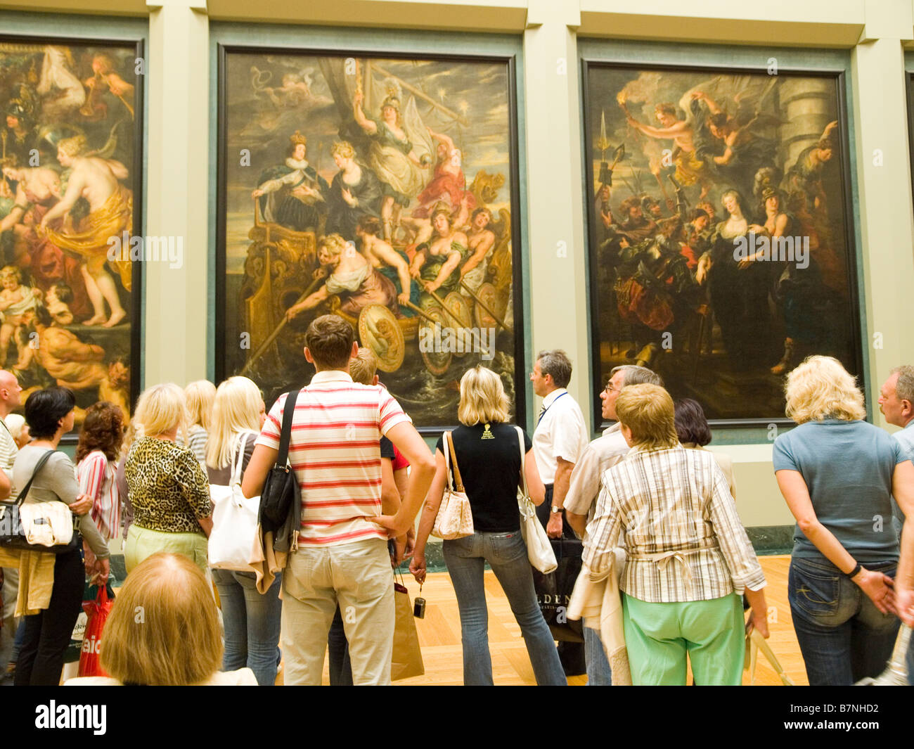 Les personnes bénéficiant d'une visite guidée du musée du Louvre à Paris, France Europe Banque D'Images