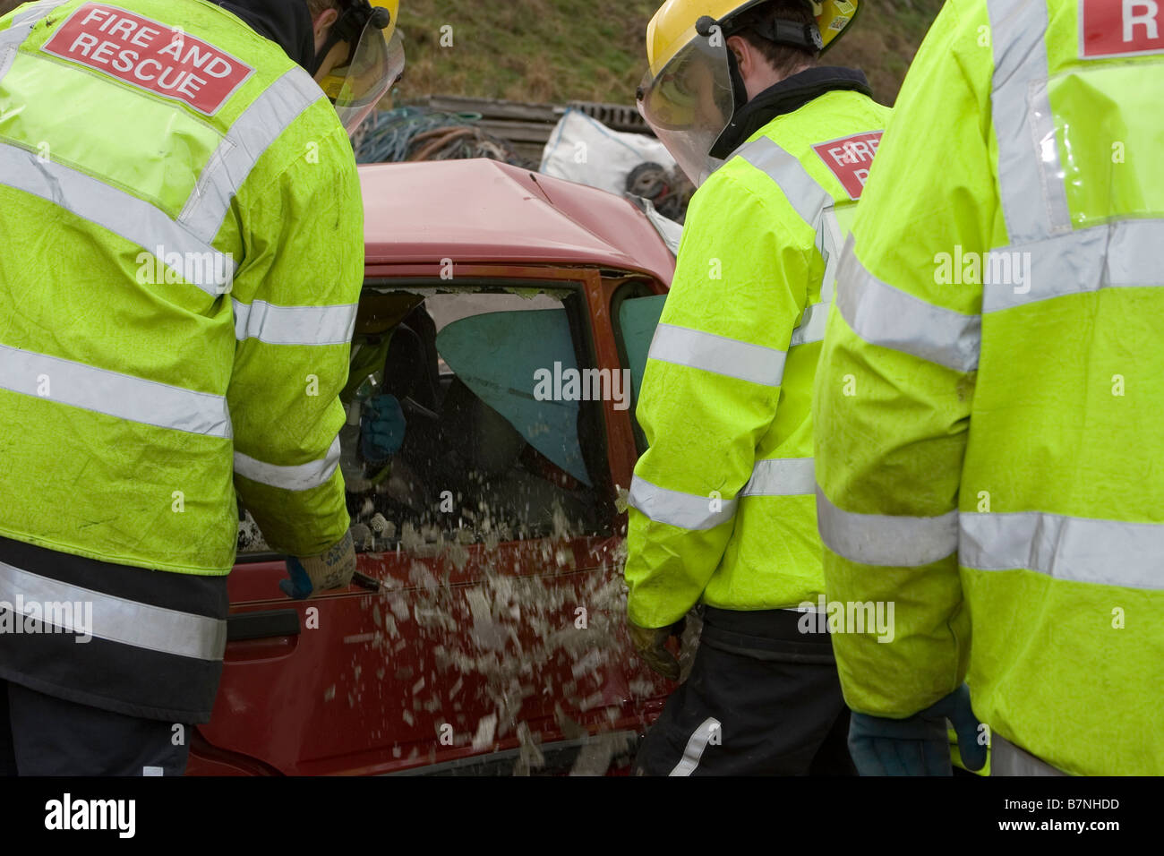 Les pompiers sur la formation de l'exercice dans une simulation d'accident de voiture Banque D'Images
