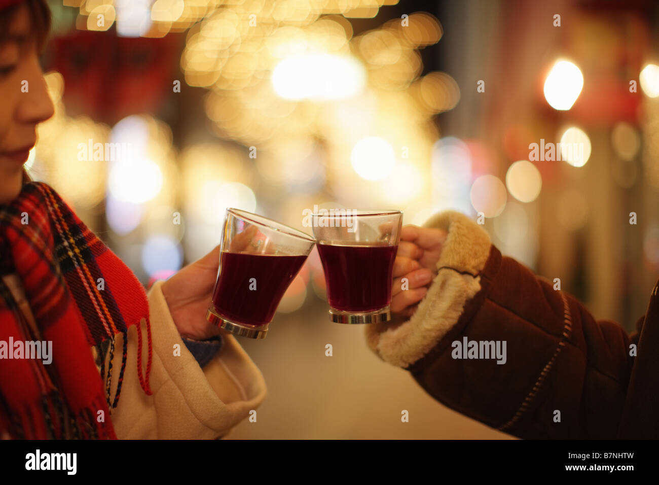 Couple toasting with vin chaud Banque D'Images