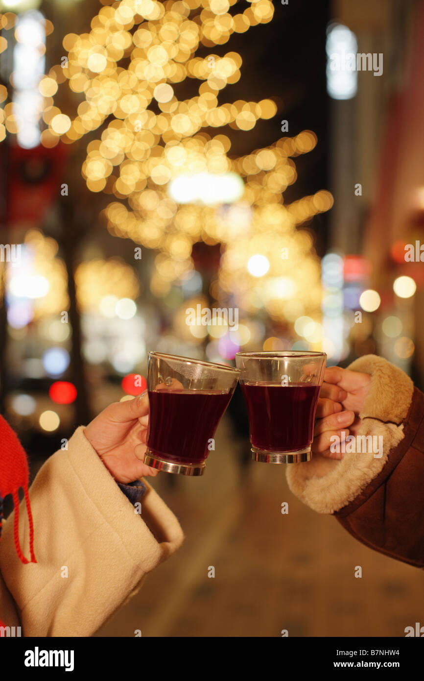 Couple toasting with vin chaud Banque D'Images
