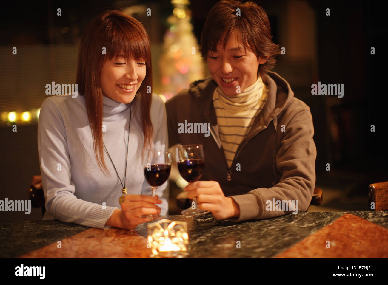 Couple toasting with red wine Banque D'Images