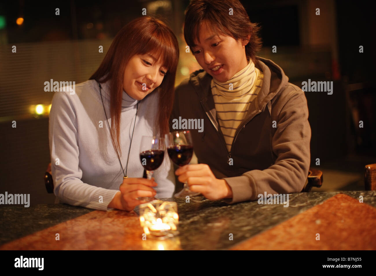 Couple toasting with red wine Banque D'Images
