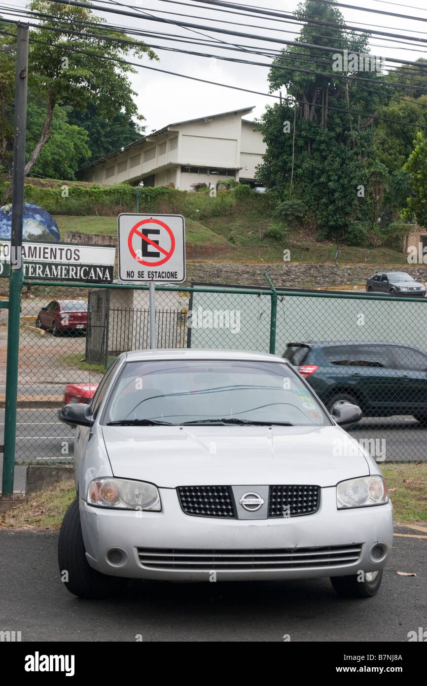 Une voiture garée dans un 'No Parking sign'. La ville de Panama, République de Panama, en Amérique centrale. Banque D'Images