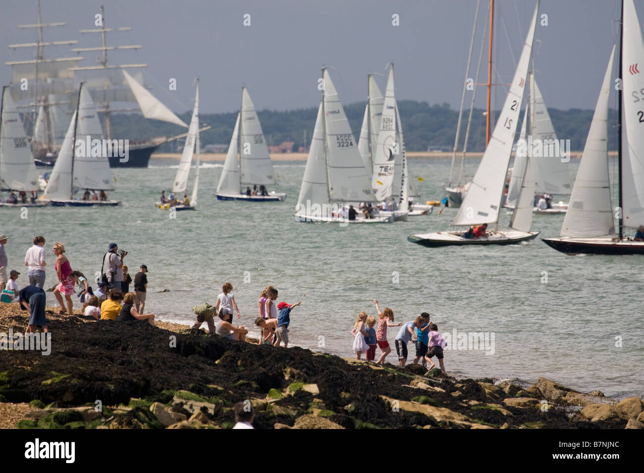 Yachts dans la course le tour de l'île dans la semaine de Cowes sur l'Ile de Wight Banque D'Images