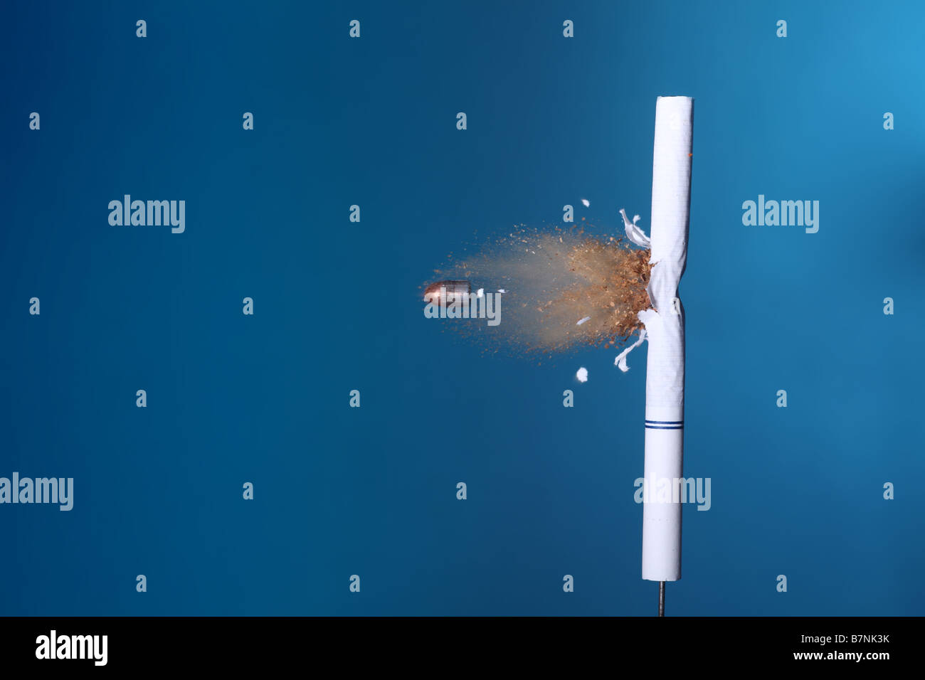 Une balle de frapper une cigarette Banque D'Images