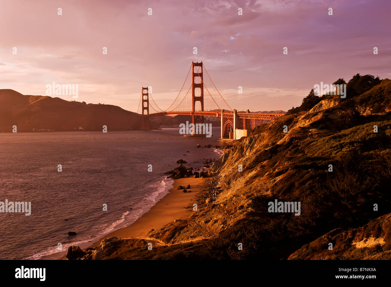 Coucher de soleil sur le Golden Gate Bridge à San Francisco Banque D'Images