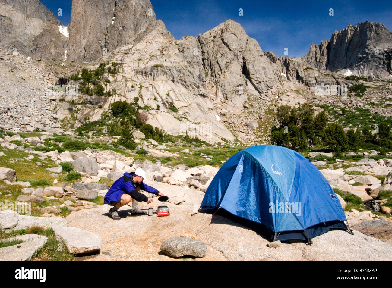 Un randonneur prépare le petit-déjeuner au camp dans le Cirque de la gamme Wind River Tours Wyoming Banque D'Images