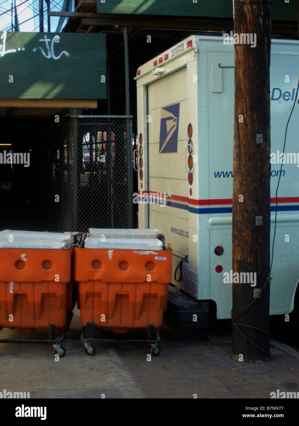 Orange complète des boîtes alignées et attendent d'être chargés sur un chariot de courrier dans la ville de New York. Banque D'Images