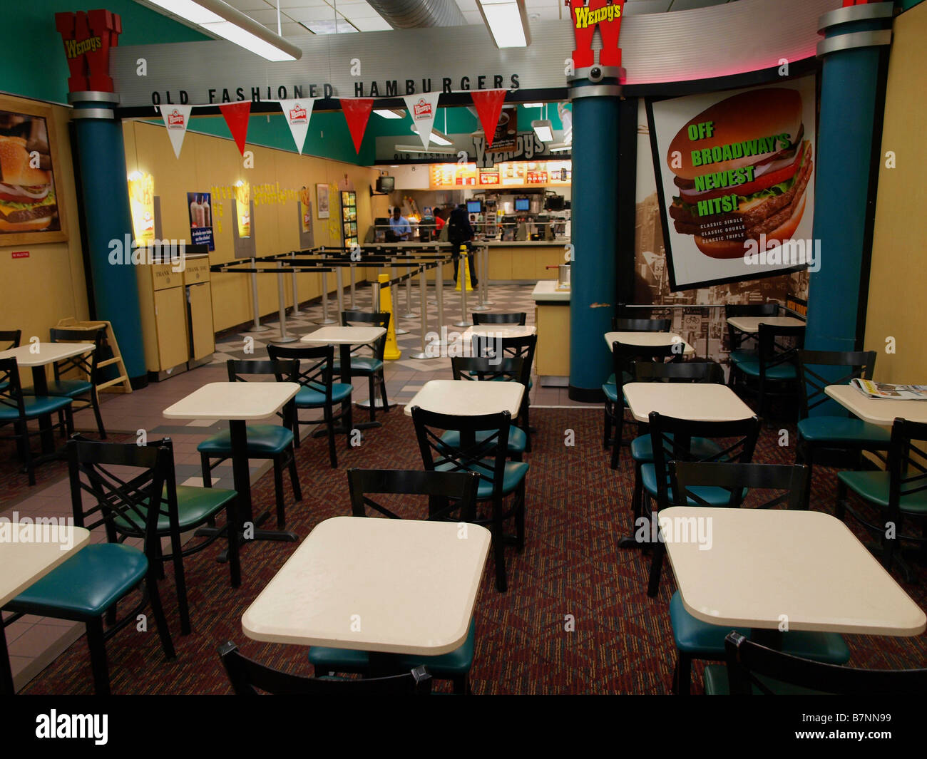 Intérieur d'un vide Wendy's fast food store avec drapeaux kitchy pour le marketing à Manhattan. Banque D'Images