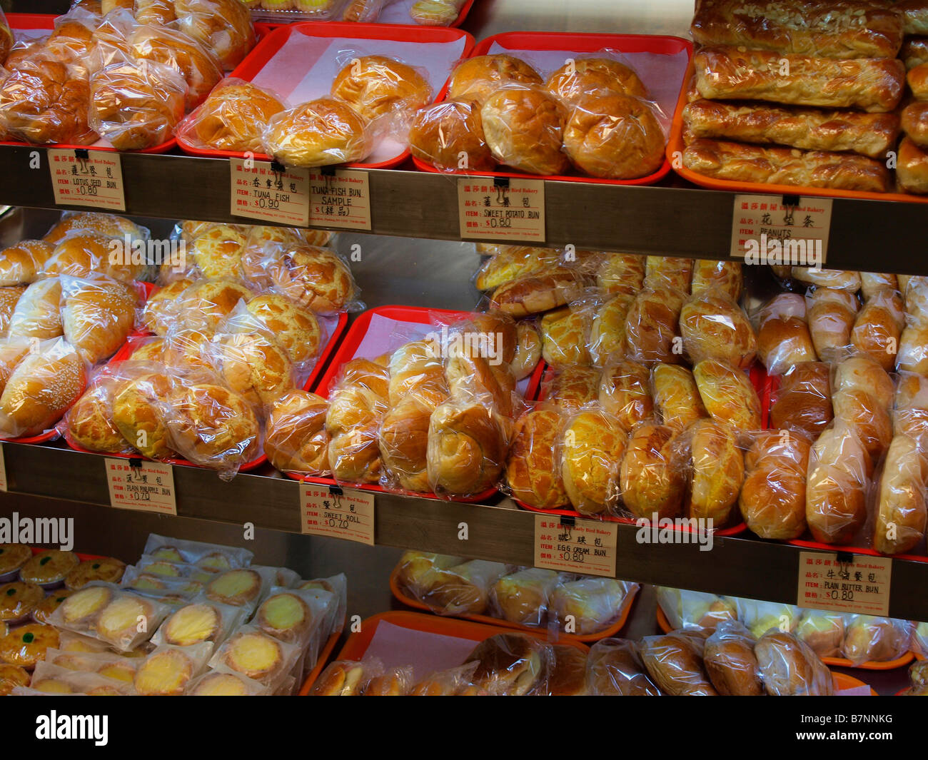 Des petits pains et pâtisseries à une boulangerie chinois dans Chinatown, New York. Banque D'Images