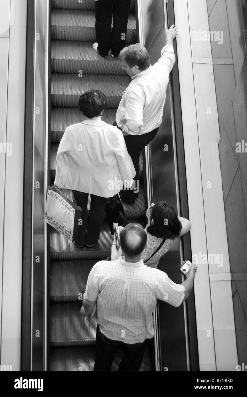 Les gens l'ordre croissant des escaliers mécaniques et des escaliers Banque D'Images