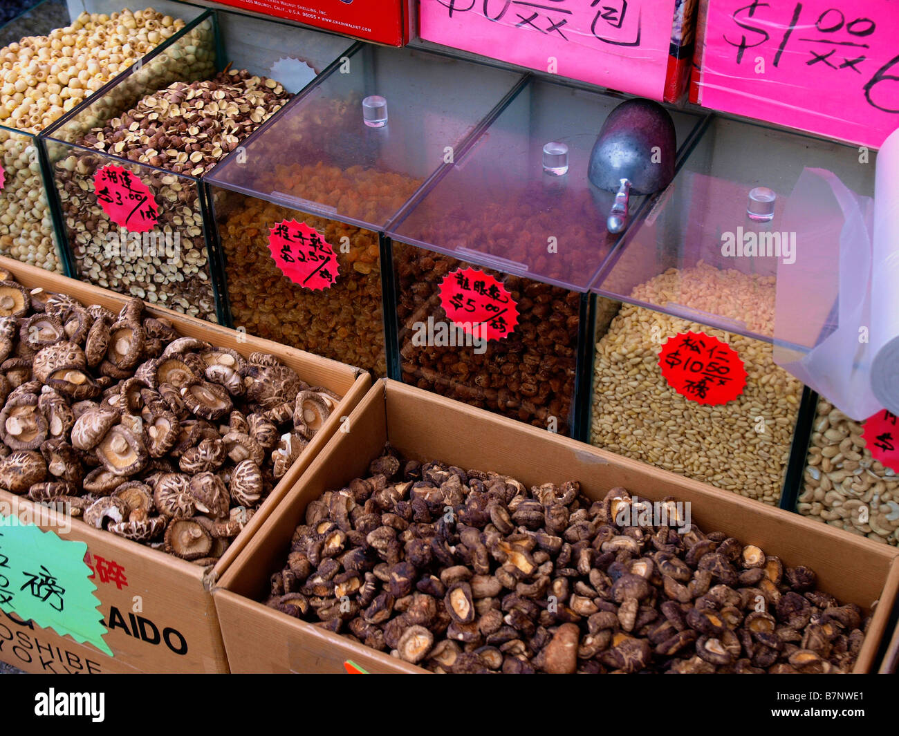 Les produits séchés dans des boîtes d'affichage en face d'une petite épicerie dans le quartier chinois de New York. Banque D'Images