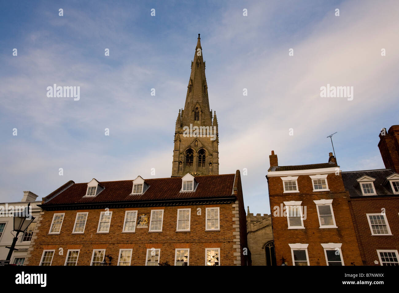L'église paroissiale de Newark s'élève au-dessus de la place du marché le jour du marché. Banque D'Images
