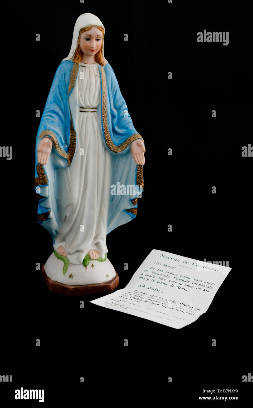 Statue De Vierge Marie Et Masse Espagnol Carte De Priere Dentelle Sur Fond Noir Photo Stock Alamy