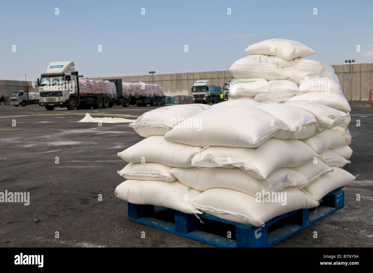 Les approvisionnements alimentaires humanitaires sont prêts à entrer à Gaza au passage frontalier de Kerem Shalom avec la bande de Gaza en Israël Banque D'Images