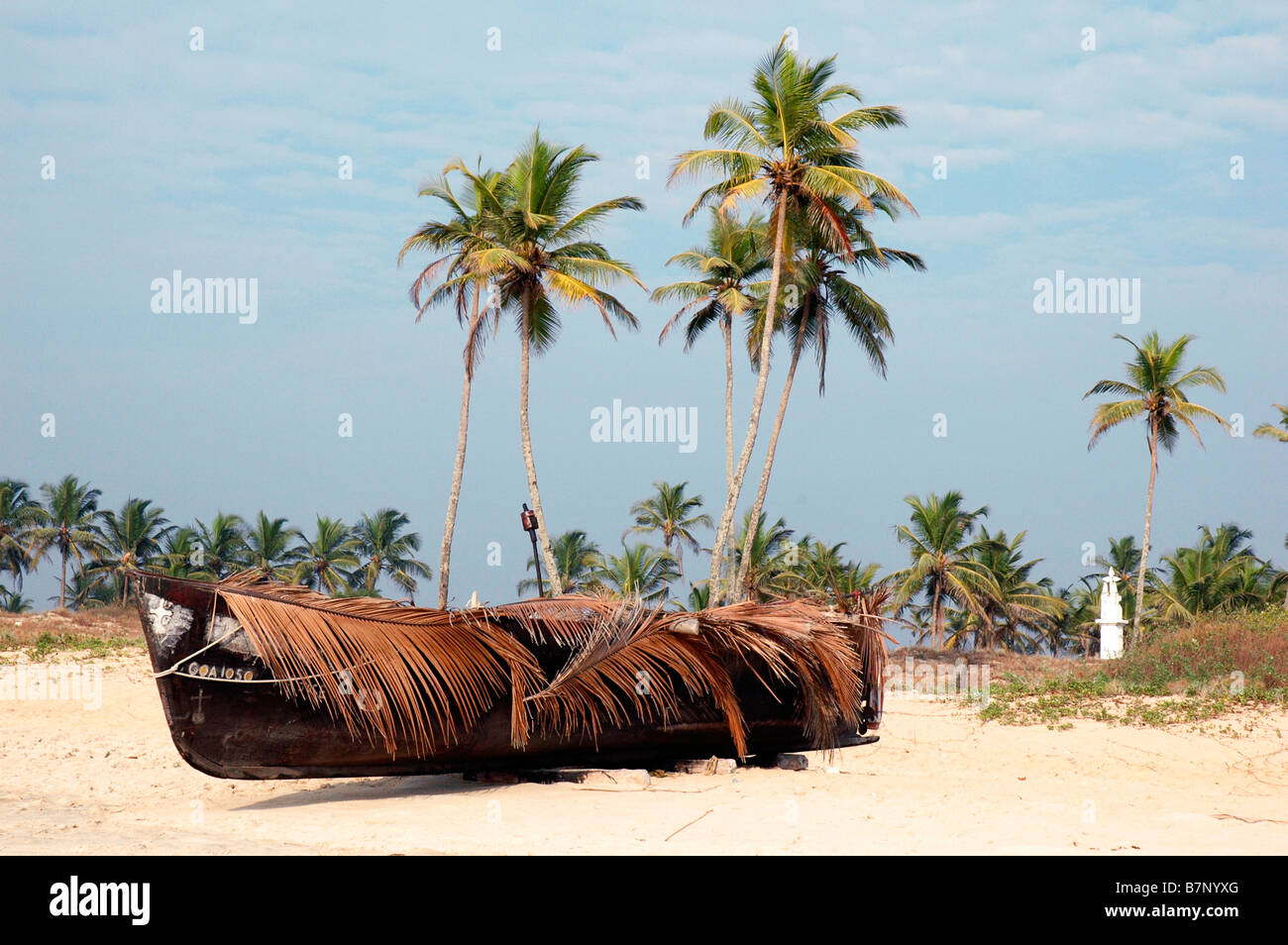 Bateau de pêche sur une plage de Goa en Inde Banque D'Images