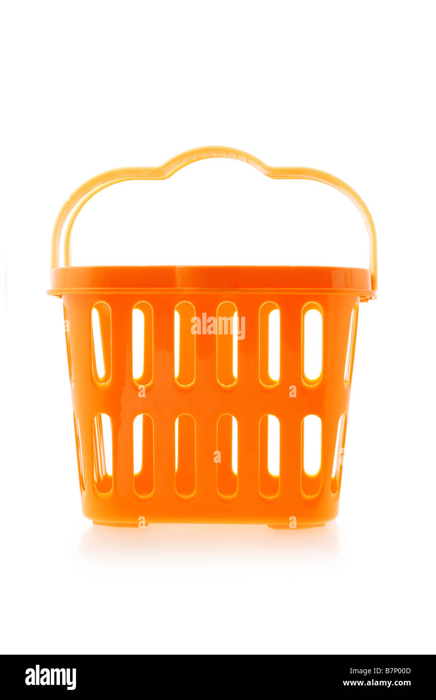 Panier avec poignées en plastique orange sur fond blanc Banque D'Images