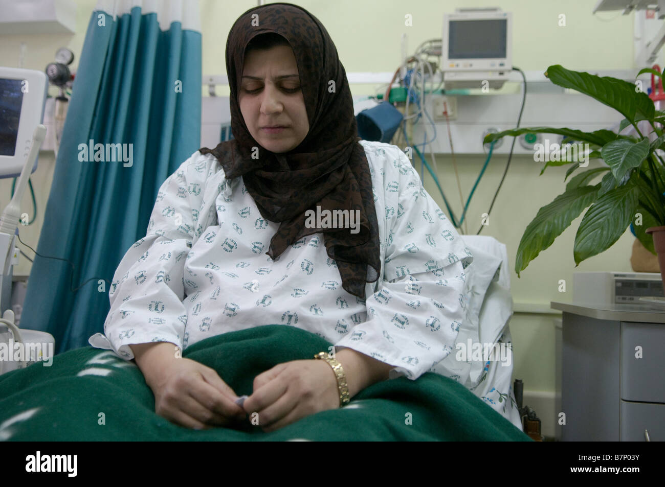 Patients palestiniens de la bande de Gaza a l'air déprimé à l'hôpital Barzilai Medical Center à Ashkelon Israel Banque D'Images