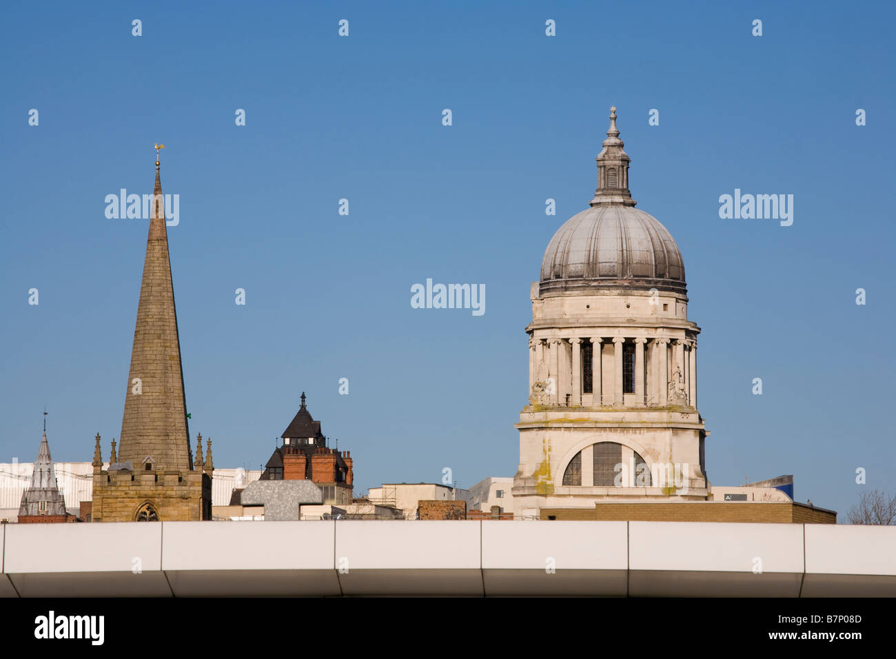 Toits de Nottingham City Centre montrant un clocher d'église et le dôme de la Chambre du Conseil. Banque D'Images