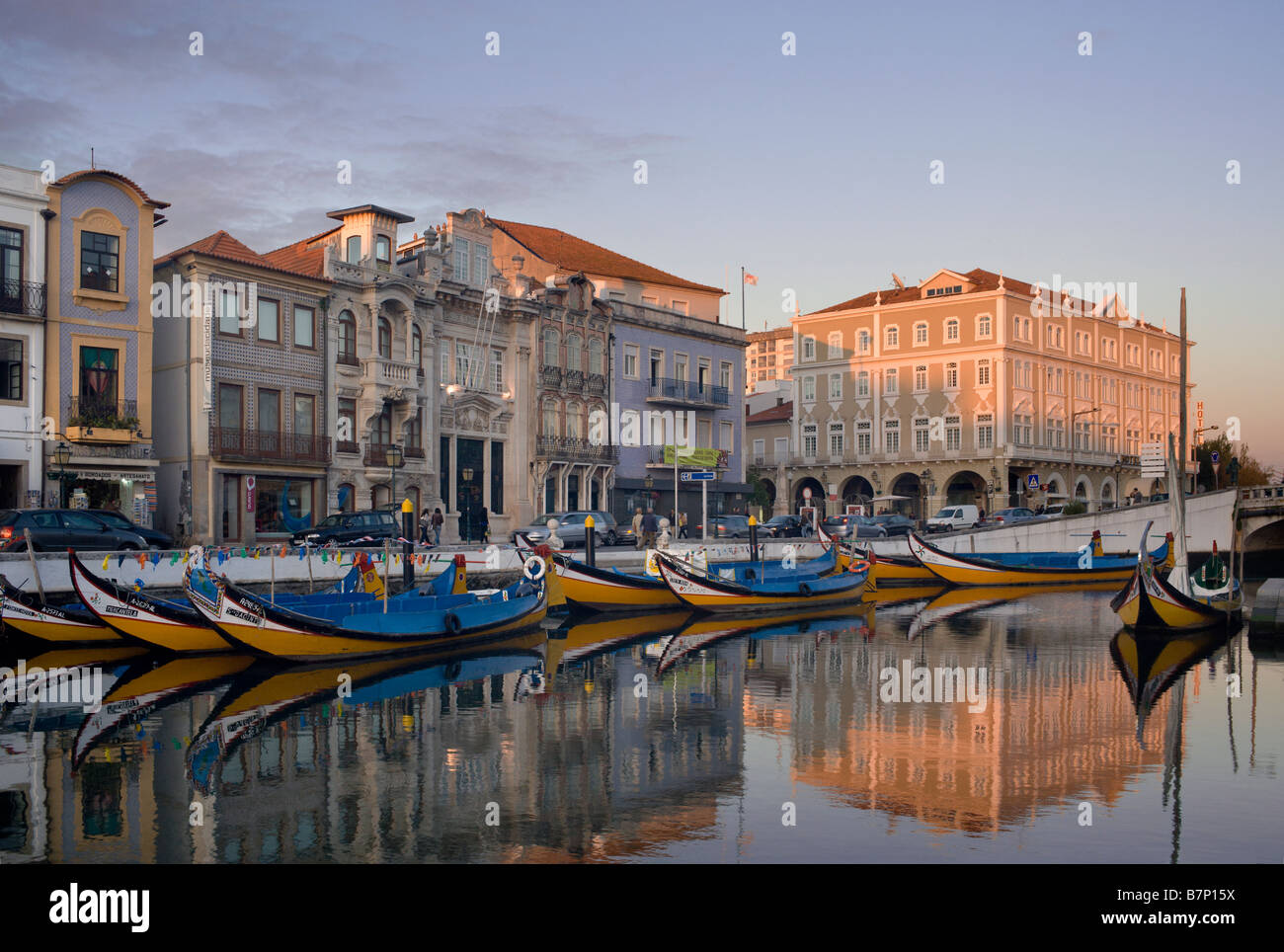 Beira Litoral, Aveiro, au crépuscule, avec des bateaux Moliceiros dans le canal peint Banque D'Images