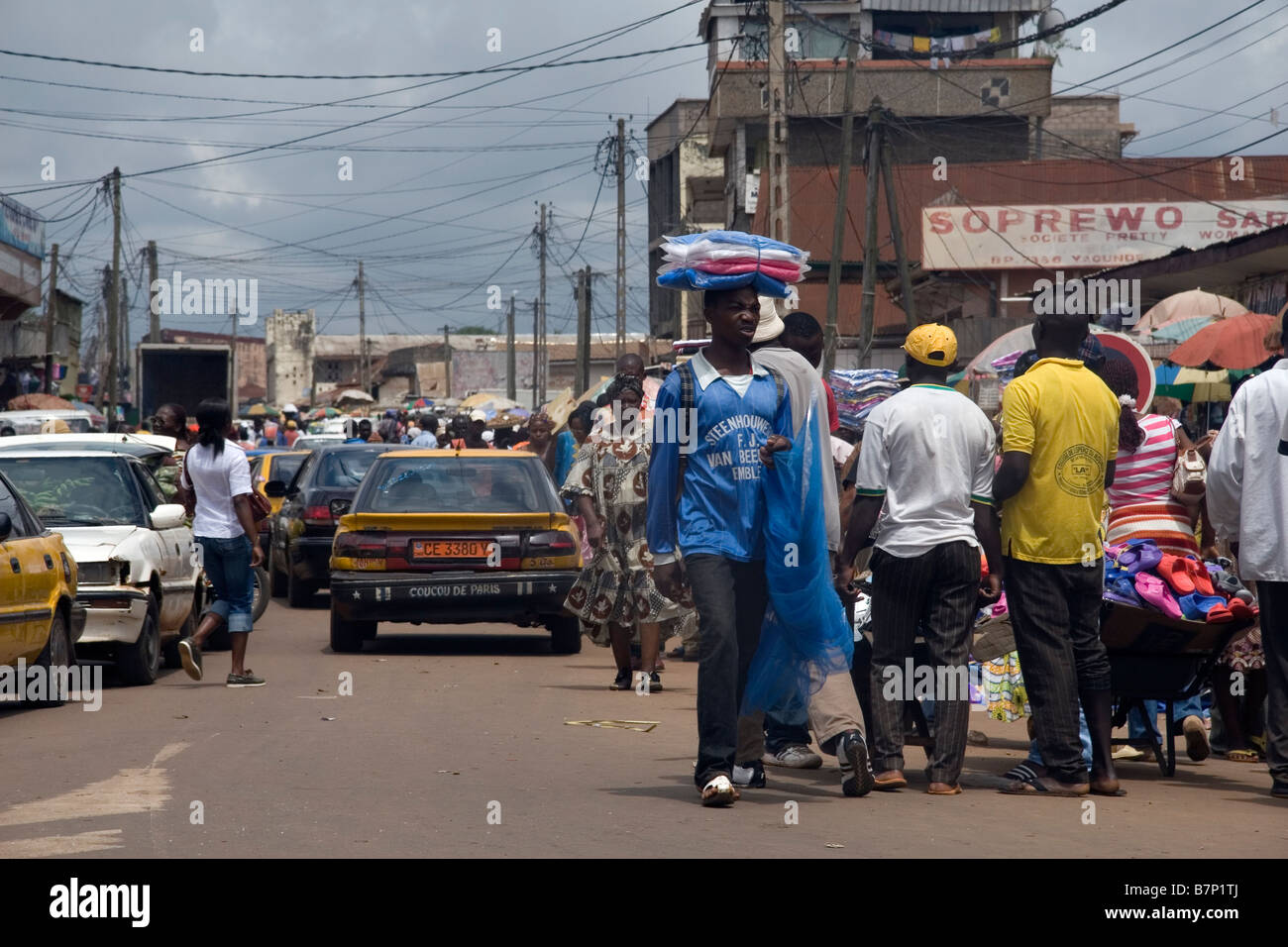 Scène de rue animée à Yaoundé Cameroun Afrique de l'Ouest avec le trafic de personnes et les vendeurs de rue Banque D'Images