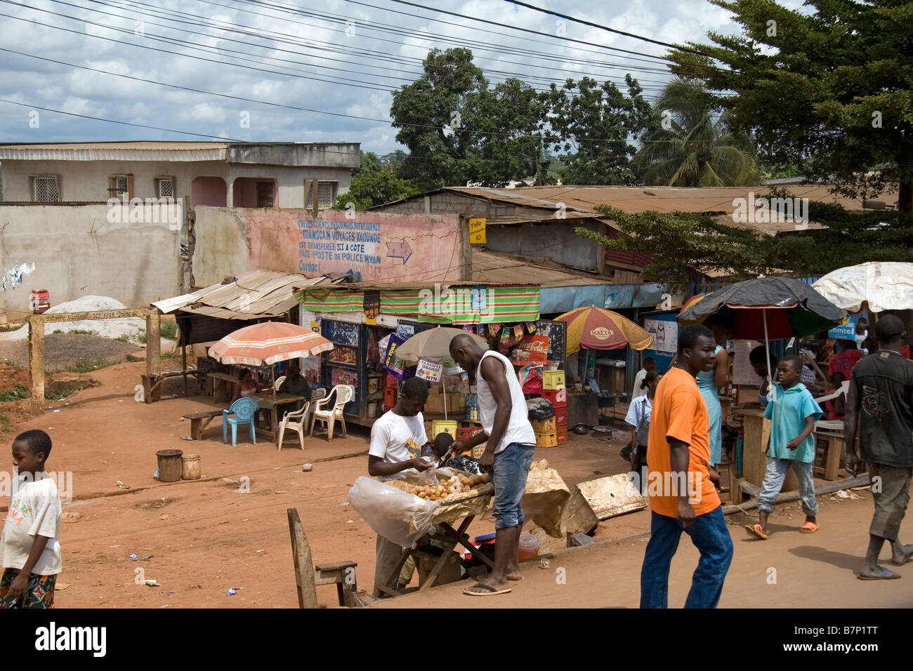 Sur scène en bordure de la ville de Yaoundé Centre Province Cameroun Afrique de l'Ouest avec boutiques et étals de vendeurs de nourriture Banque D'Images