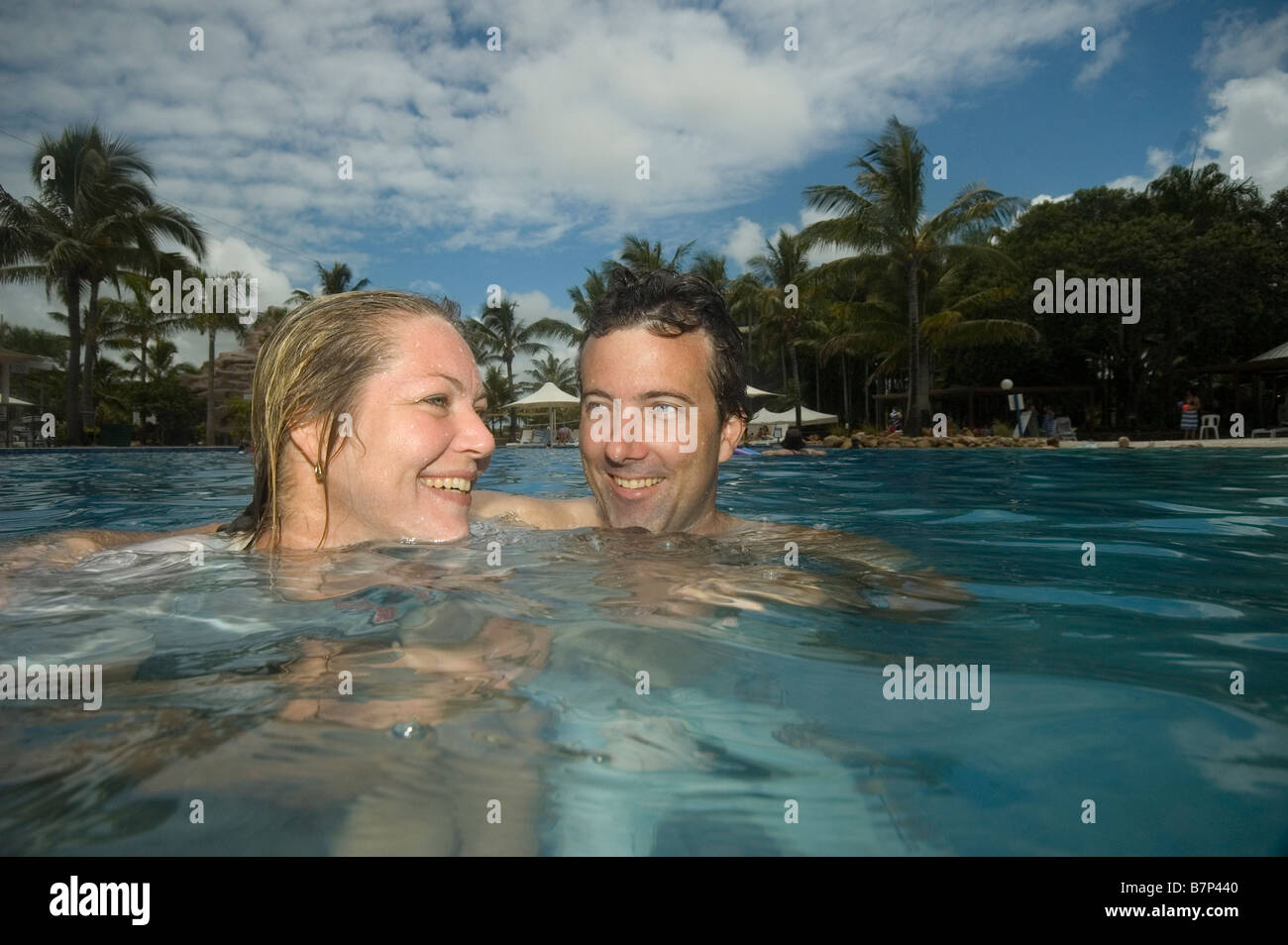 Couple in swimming pool Banque D'Images