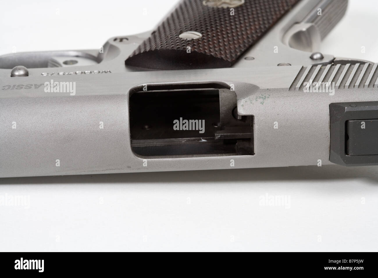 Port d'éjection d'un pistolet style 1911 Banque D'Images