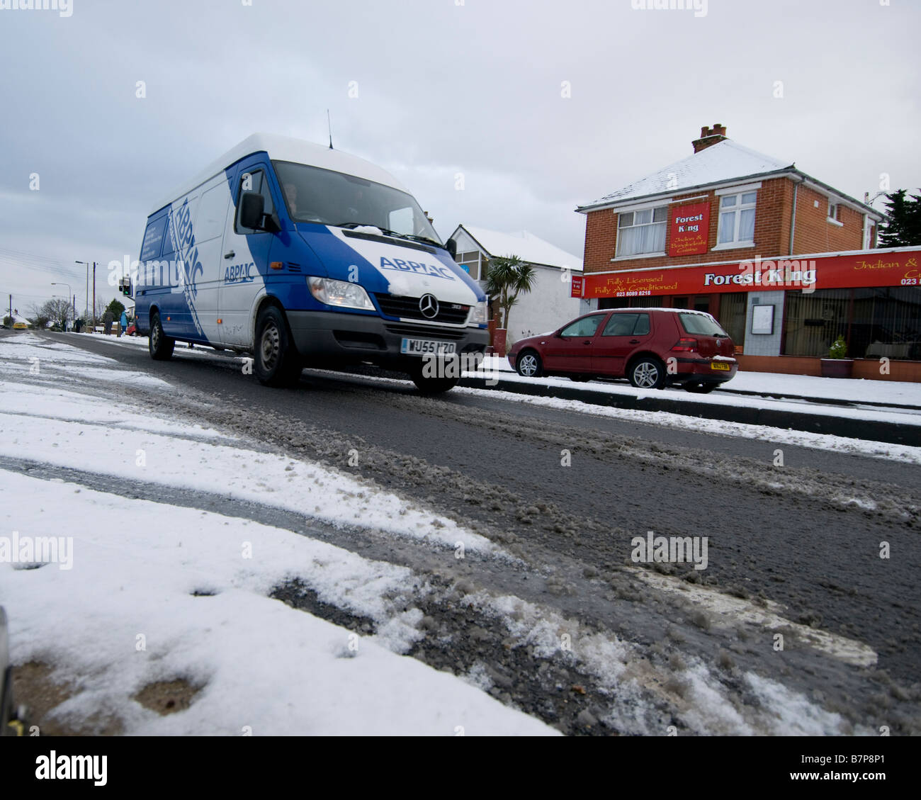 Fourgon Mercedes de la conduite sur neige fondante 2009 Banque D'Images