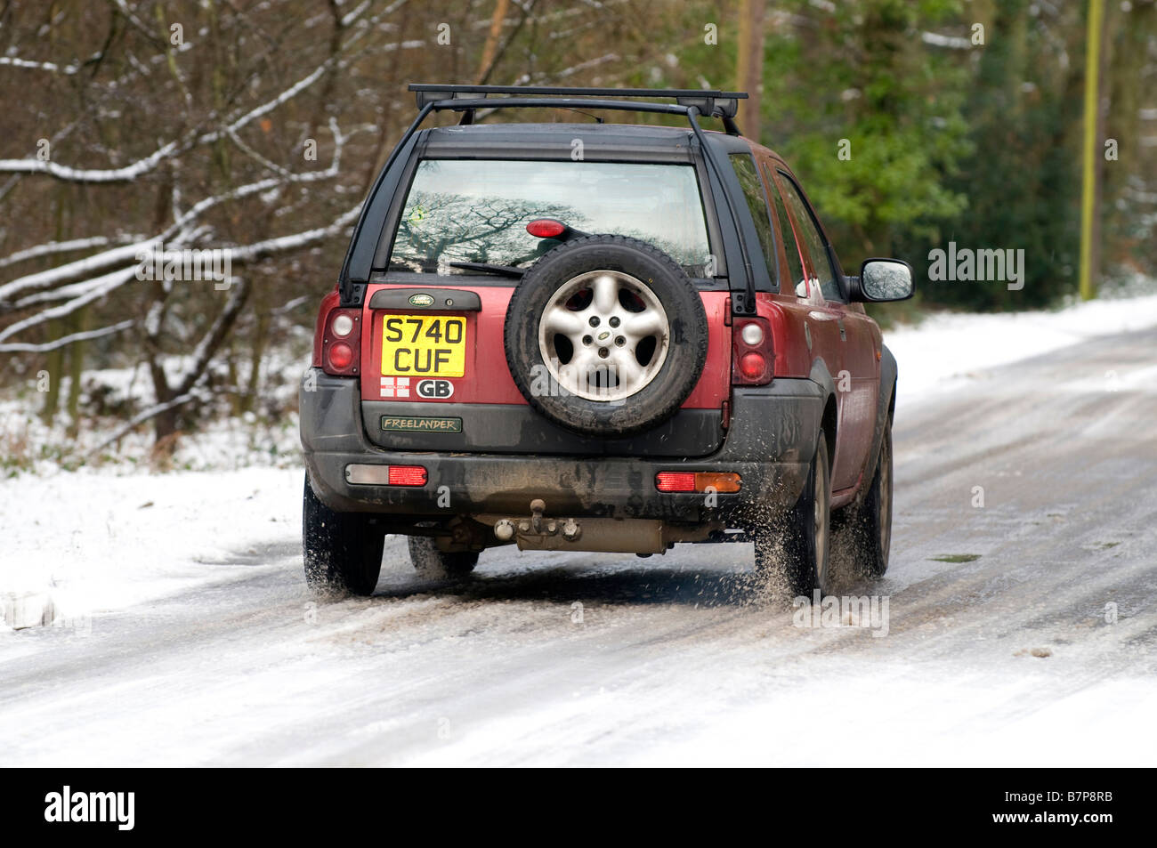 1998 Land Rover Discovery de la conduite sur route enneigée Banque D'Images