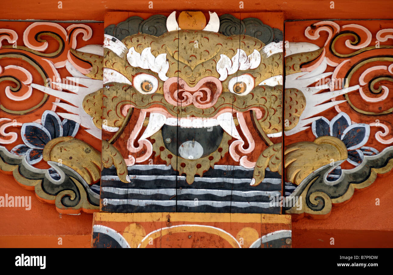 Représentation d'un dragon peint de style bhoutanais traditionnel au sommet d'une colonne en béton dans un nouveau bâtiment. Banque D'Images